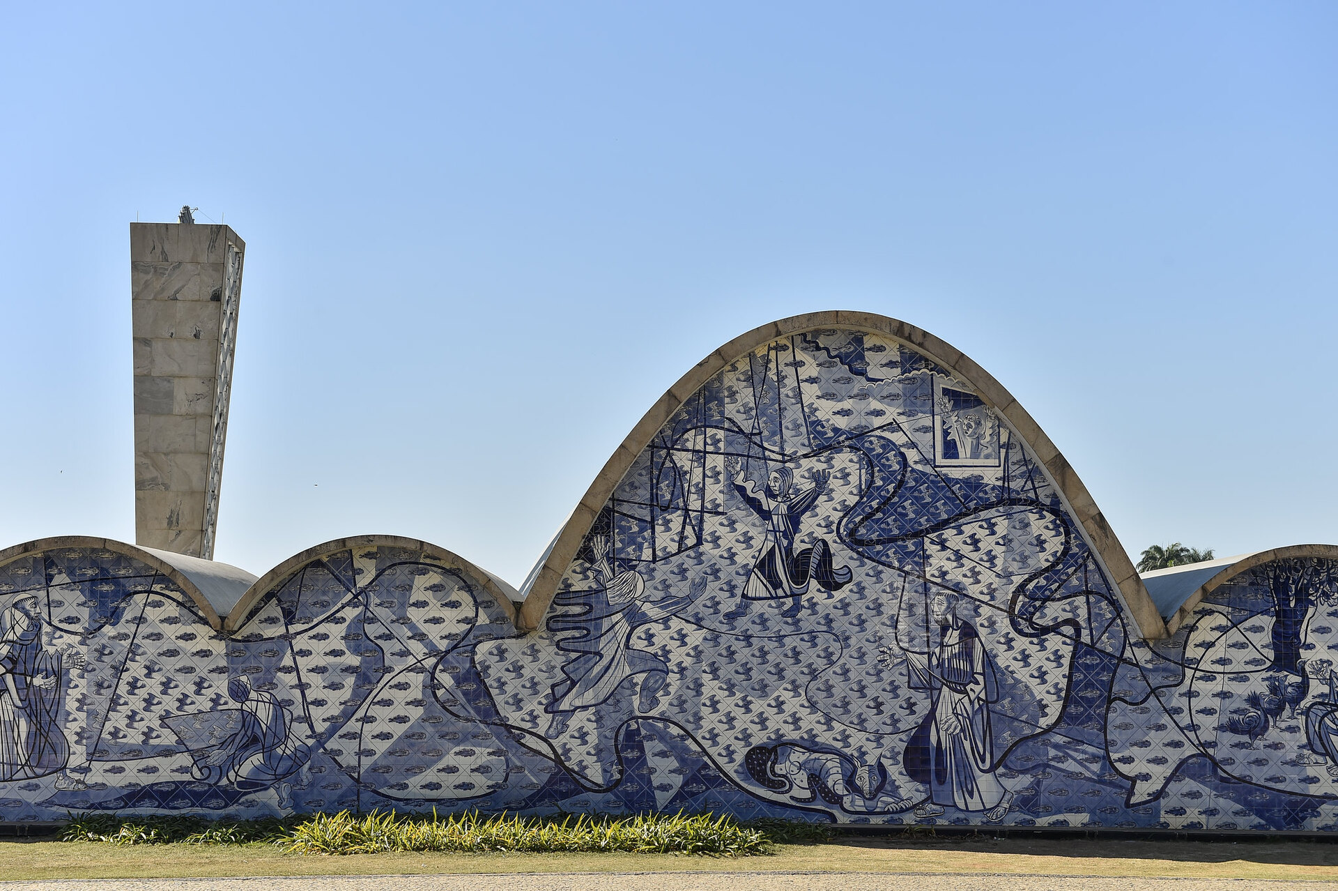 A Igreja da Pampulha, projetada por Oscar Niemeyer com azulejos pintados por Cândido Portinari