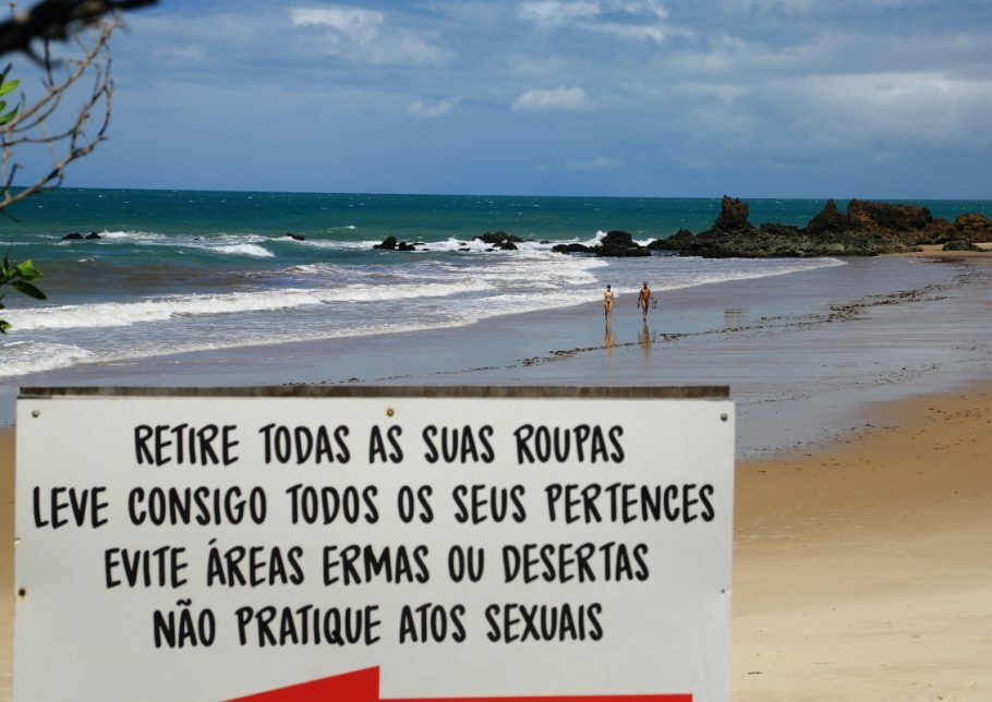 Na praia de Tabatinga, a parte da praia onde é praticado o naturismo