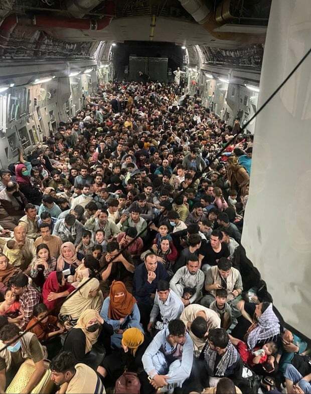 Afegãos viajam espremidos em avião militar dos EUA para fugir do Talibã