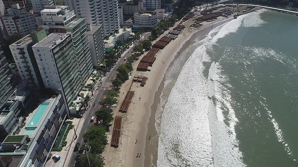 Tubulação usada para transportar a areia retirada do mar para as obras de alargamento da faixa de areia da praia Central
