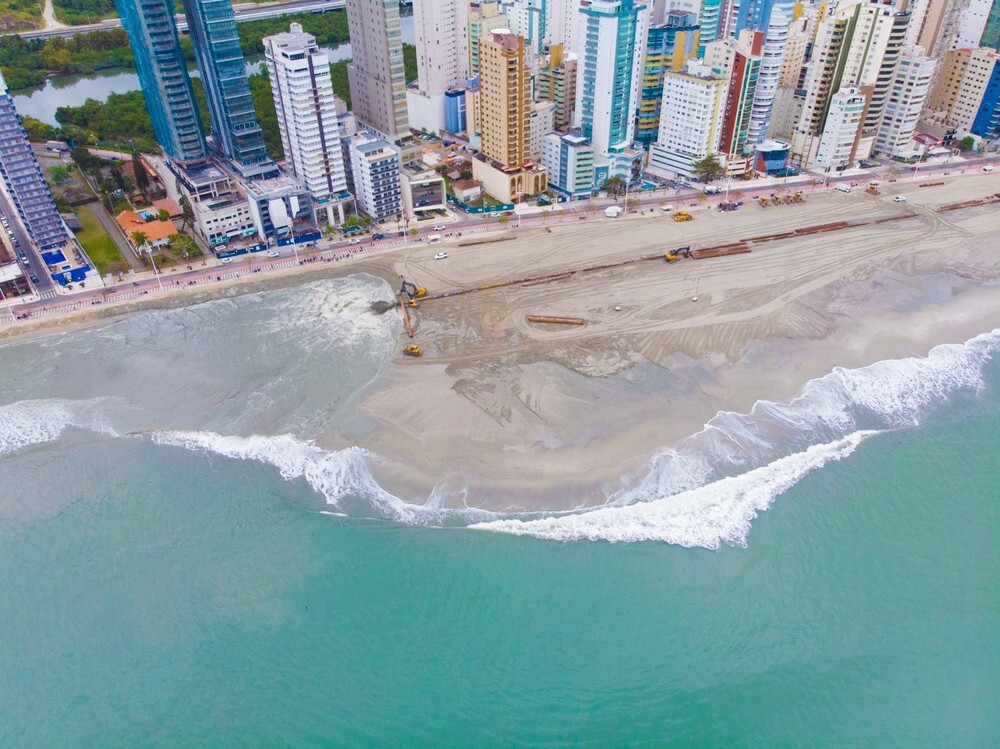 Imagem aérea mostra as obras de alargamento de praia Central