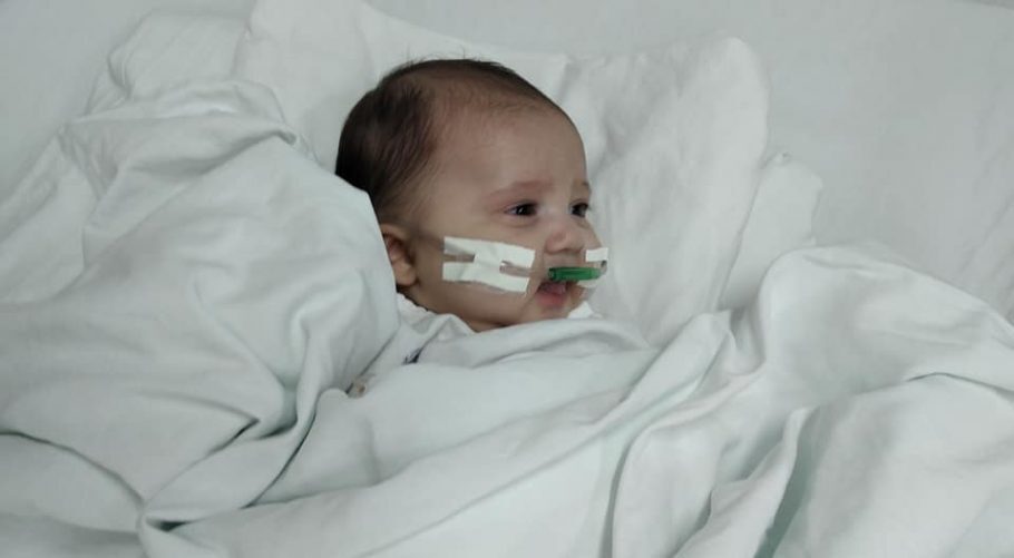 Bebê de 2 meses está internado com covid-19 e teve 90% do pulmão comprometido