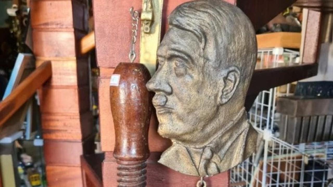  Busto de Hitler fotografado por turista em loja de antiguidades de Nova Trento (SC)
