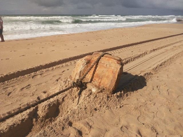  ‘Caixas misteriosas’ aparecem em praia de Salvador e intrigam banhistas