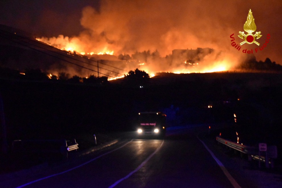  Onda de calor provoca incêndios florestais na Sicília, na Itália