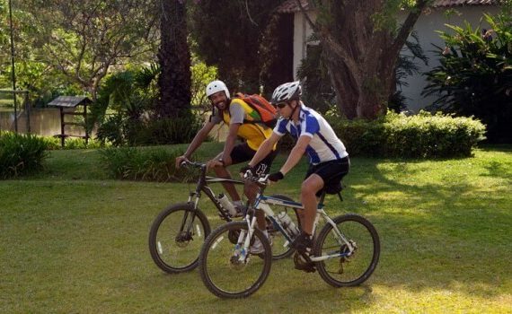 Hóspedes podem fazer passeios de bicicleta guiados pelas redondezas da fazenda Capoava