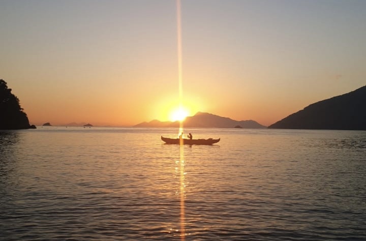 O incrível nascer do sol visto de uma canoa havaiana!