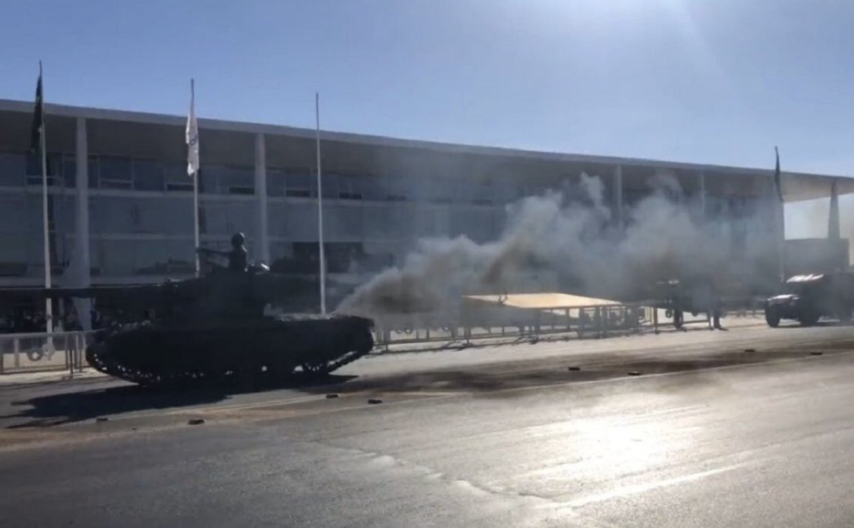 Desfile militar de Bolsonaro traz uma levada de memes