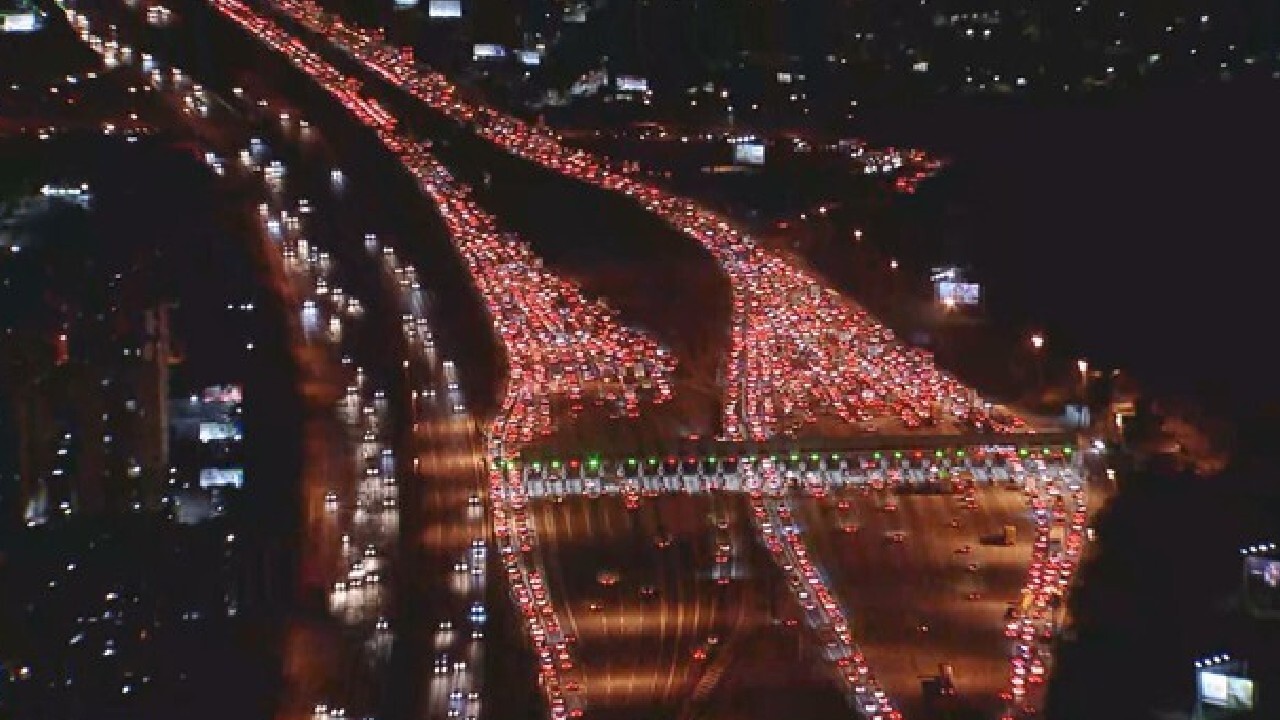Congestionamento da Rodovia Castelo Branco na noite desta sexta-feira, 20; ‘fim da quarentena’ teve bares e estradas lotadas