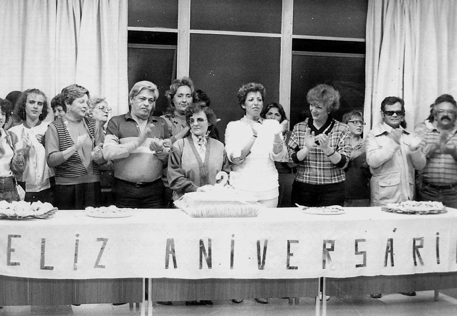 Membros da Escola Municipal de Línguas Paulo Sérgio Fiorotti celebram 25 anos da escola, no dia 14 de agosto de 1986. Foram identificados: Lourdes Meira, Oswaldo Martins Salgado, Yolanda Ascencio, Dulce Junquetti e Maria Eulália Cordeiro. Foto: Acervo/FPMSCS.