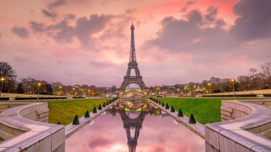 Eiffel Tower , um dos cartões-postais de Paris