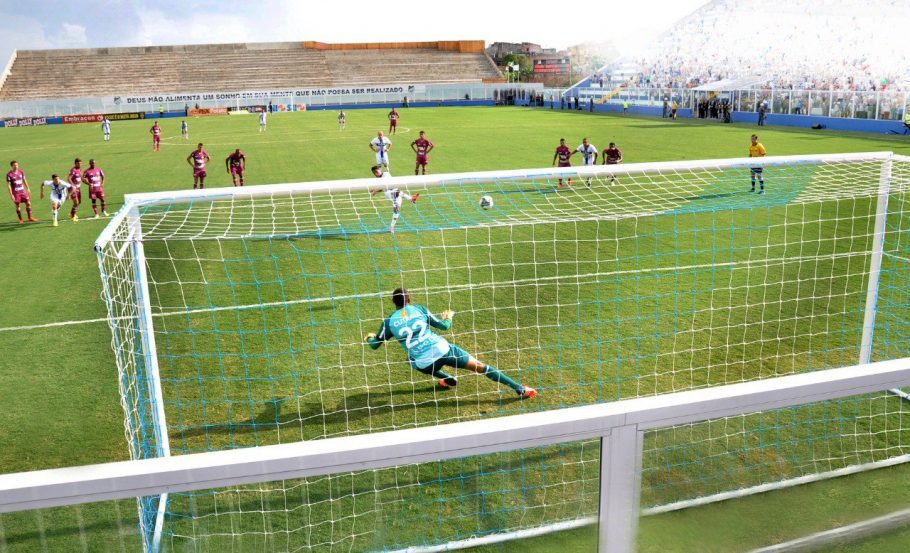 Ação acontecerá em campos de futebol da cidade e tem o apoio do ex-goleiro Marcos, do Palmeiras, que doou camisa autografada. Foto: Divulgação.