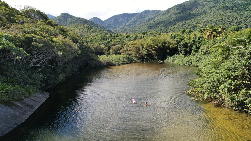 Outro do rio Parnaioca. Reparem nas montanhas cobertas de floresta ao fundo