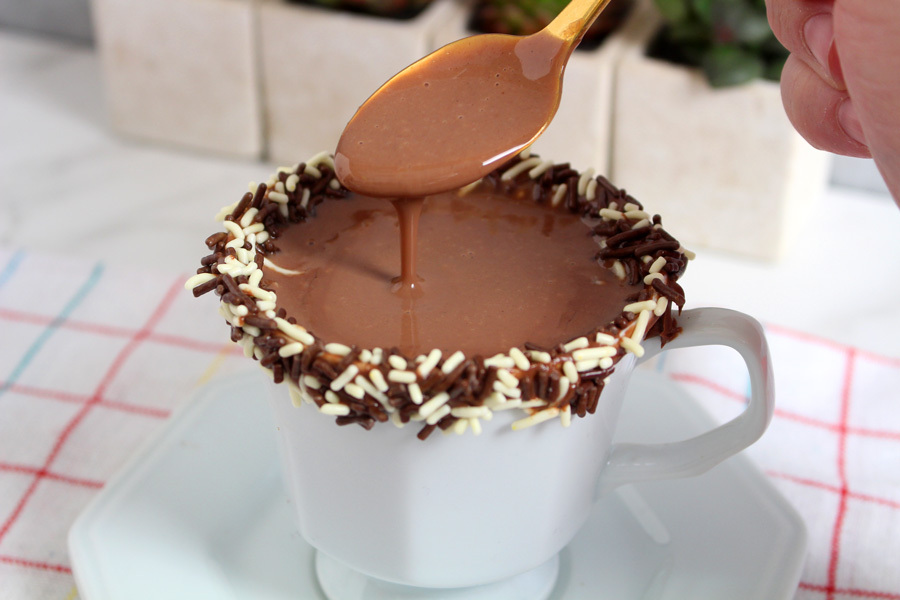 Chocolate quente de brigadeiro