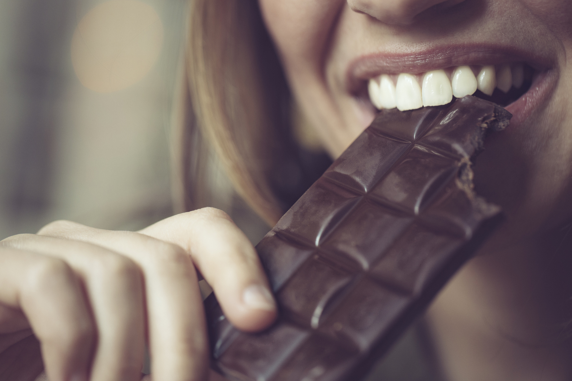 O chocolate do tipo mais amargo, aquele que apresenta 60% ou 70% de cacau na fórmula, proporciona inúmeros benefícios para a saúde, incluindo redução de cólica – iStock/Getty Images