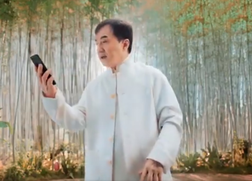 Jackie Chan fala português, faz dancinha em vídeo e viraliza na web