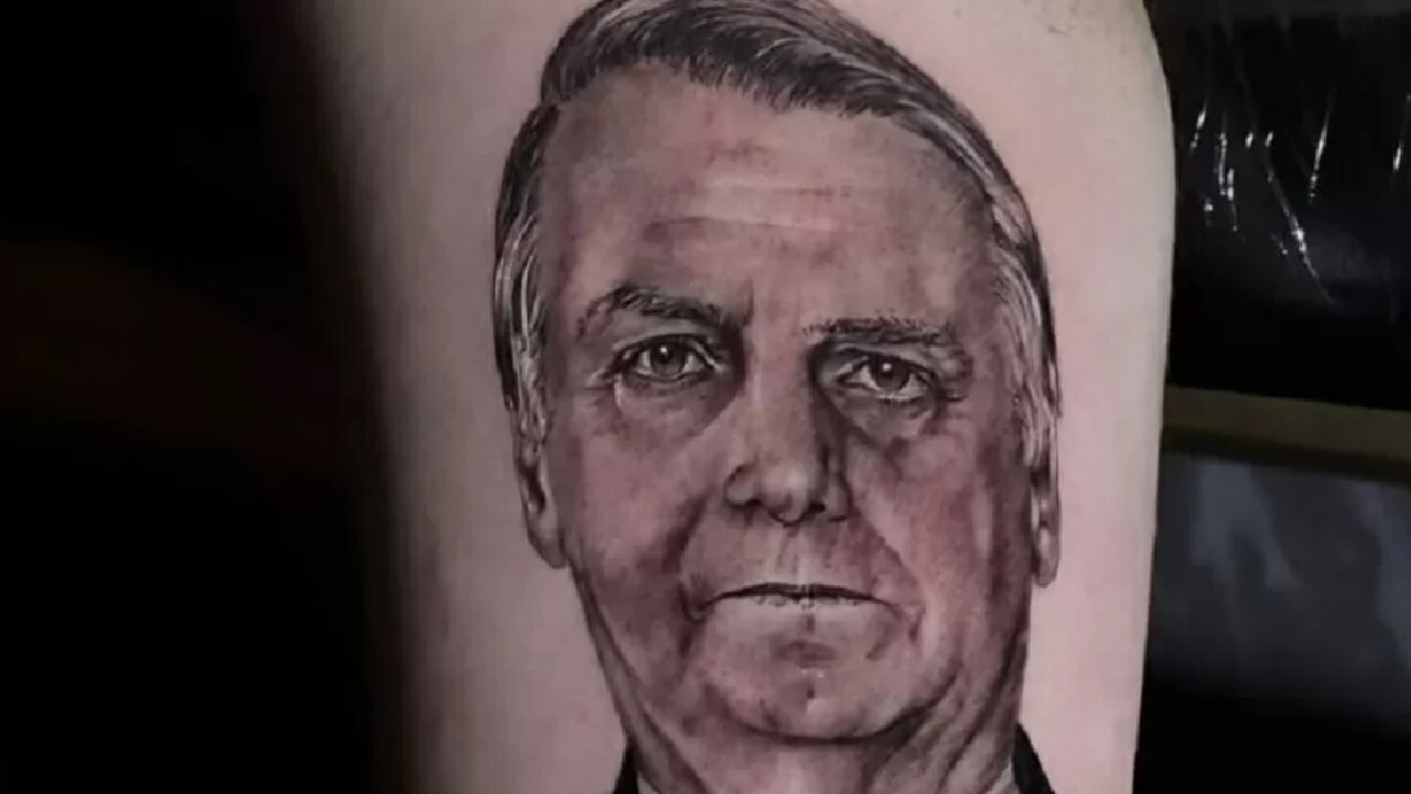 Jair Renan, filho de Jair Bolsonaro, tatuou o rosto do pai no braço