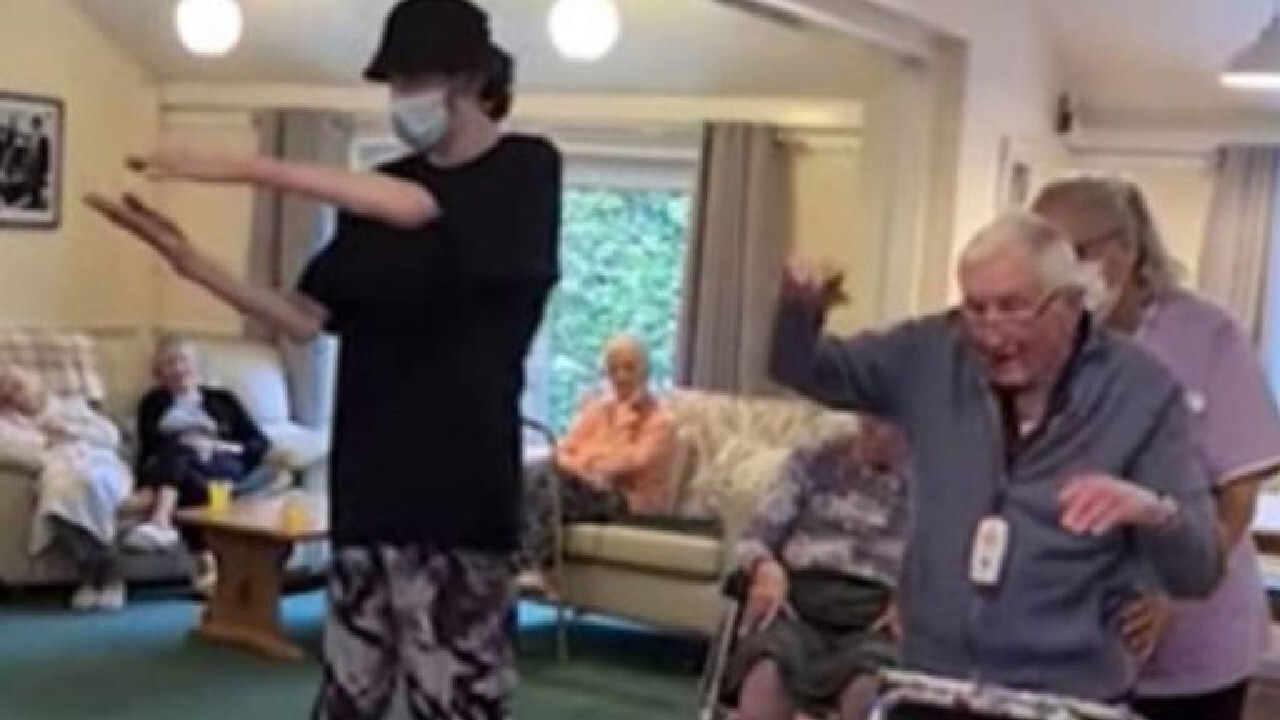 Ollie Venning, de 17 anos e autista, ensina Don,  de 101 anos, a dançar em asilo na Inglaterra