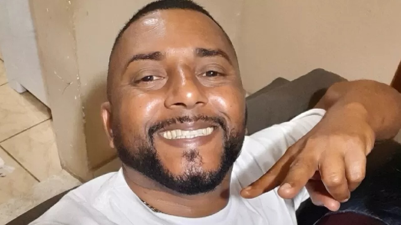  MC Raposão, do hit ‘Estrada da Posse’, morre aos 45 anos