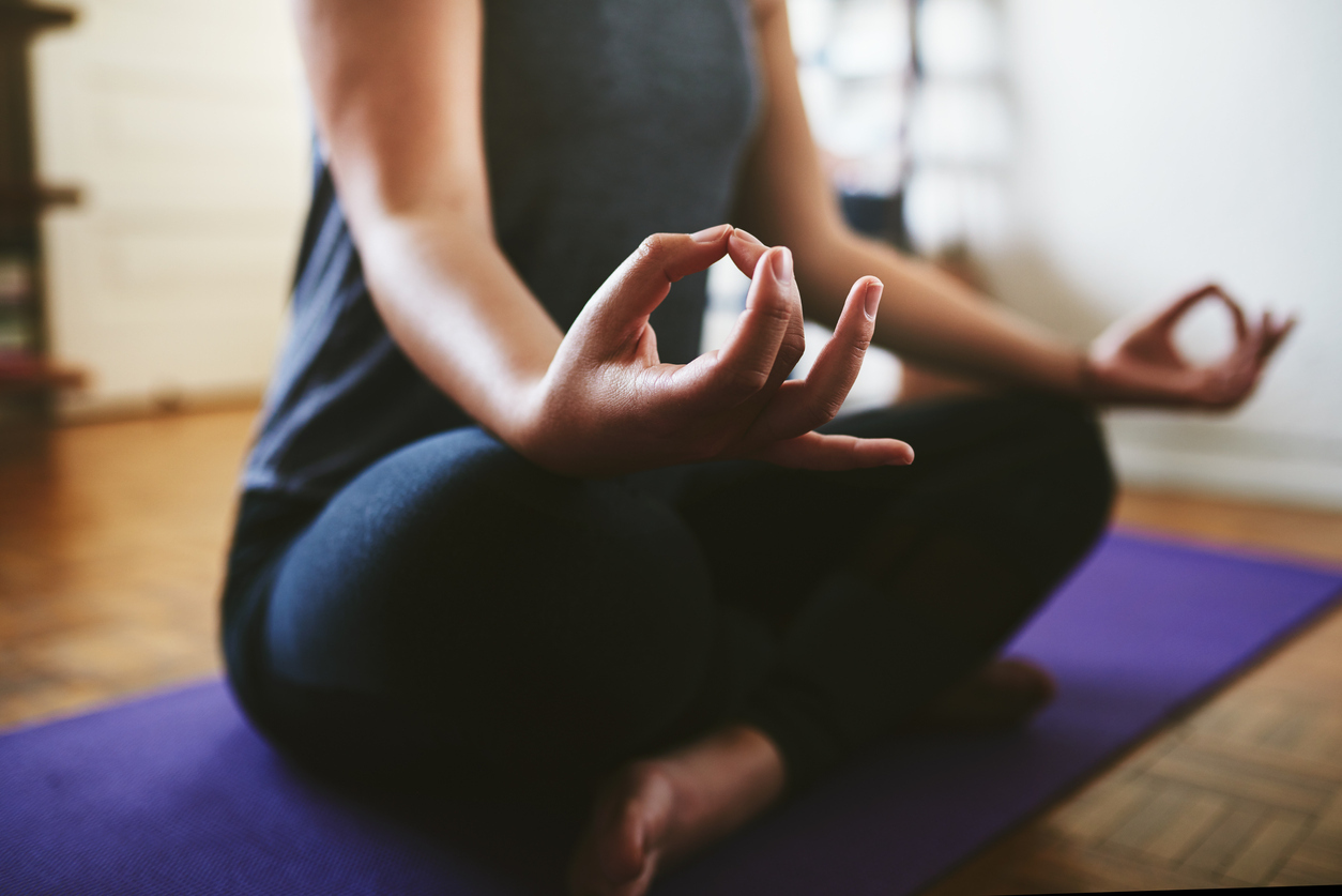 Além de aliviar o estresse, a meditação promove o bem-estar e ajuda a controlar os sintomas do colesterol alto – iStock/Getty Images
