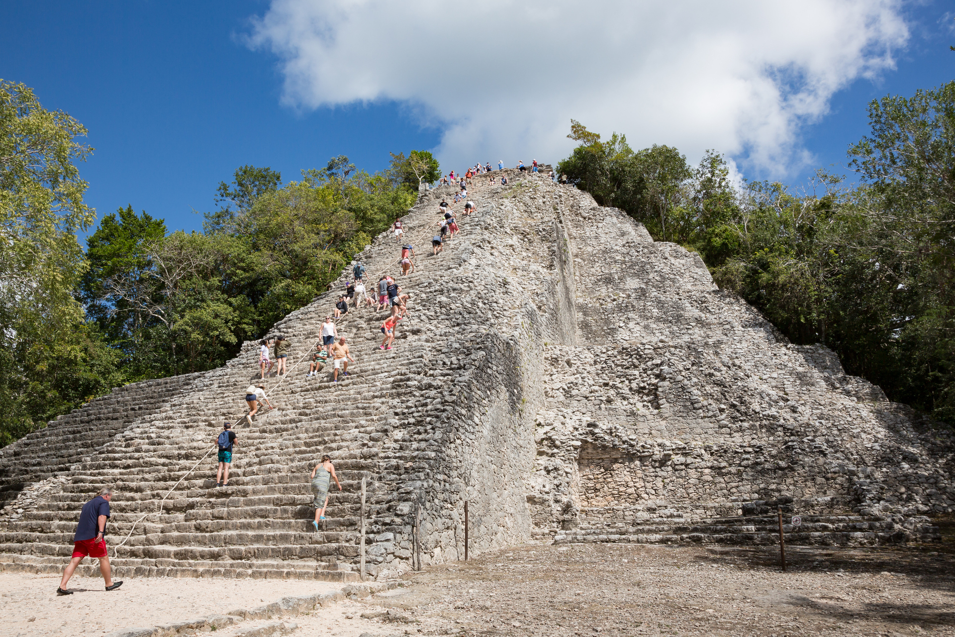Nohoch Mul, a mais alta de todas as pirâmides maias em Coba, na península de Yucatán, no México