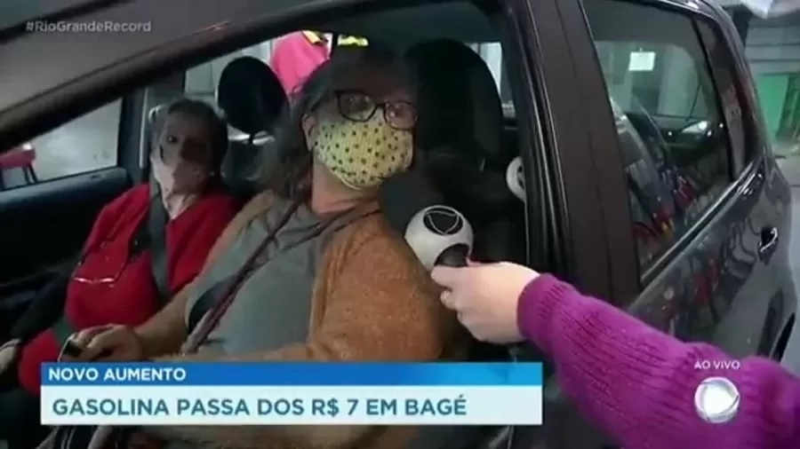 Mulher pede impeachment de Bolsonaro em reportagem ao vivo na Record