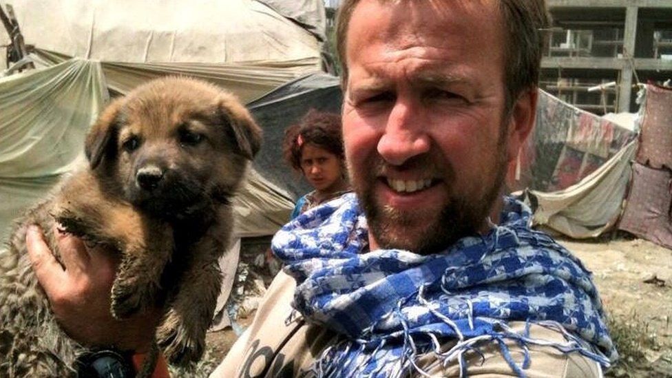 Ex-soldado britânico resgatou 140 cães e 60 gatos de abrigo – Nowzad/Divulgação