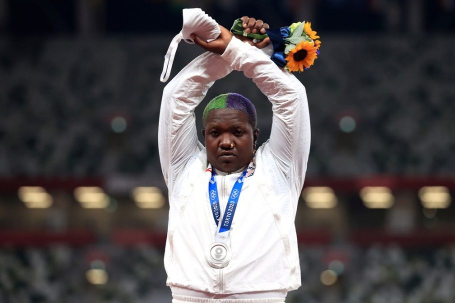 Olimpíadas: o que significa o protesto com braços cruzados de Raven Saunders