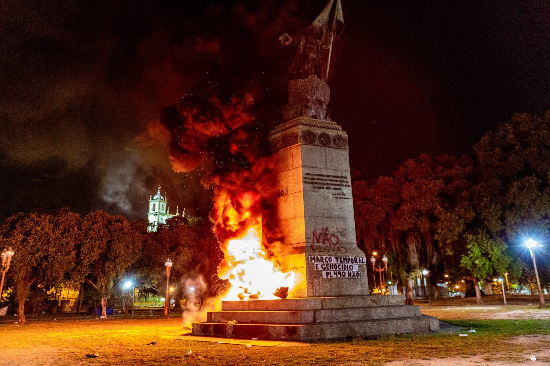 Coletivo indígena incendeia estátua de Pedro Álvares Cabral no Rio