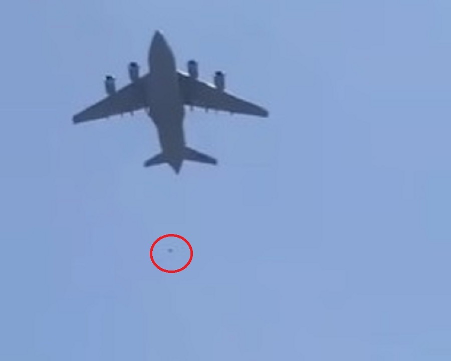 Imagens mostram o que seria uma pessoa caindo de avião logo após decolagem no aeroporto de Cabul