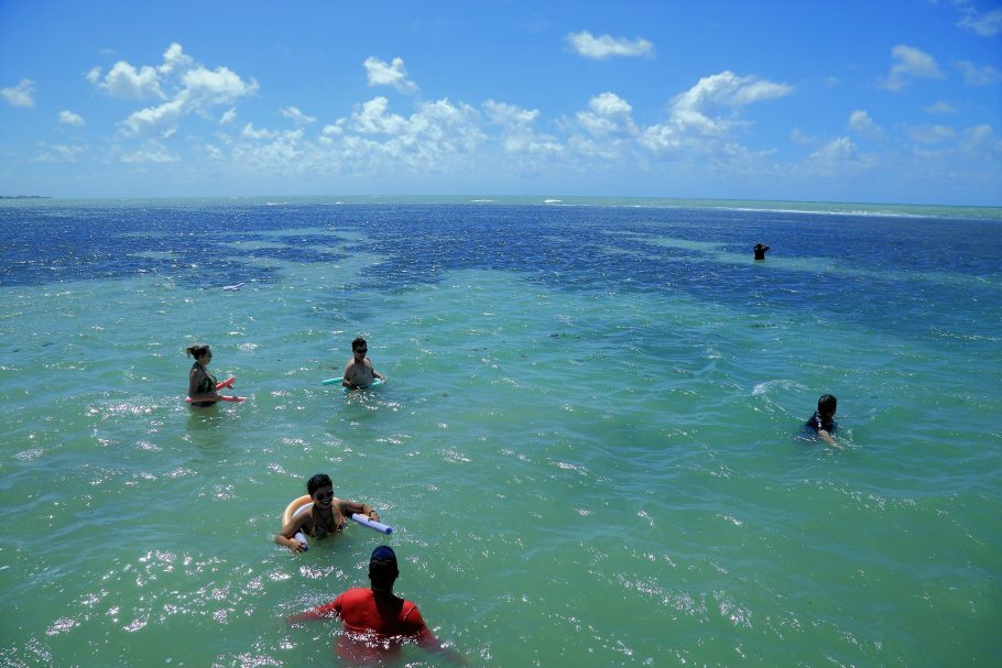 Piscinas Naturais do Bessa, conhecida como Caribe Paraibano, é possível realizar passeios ecológicos e aquáticos como Stand Up Paddle e caiaque nos recifes