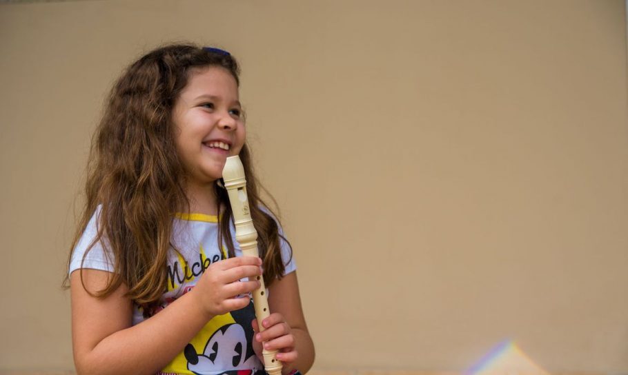 Crianças e adolescentes de Brumadinho abraçam música após desastre; na foto, Sara