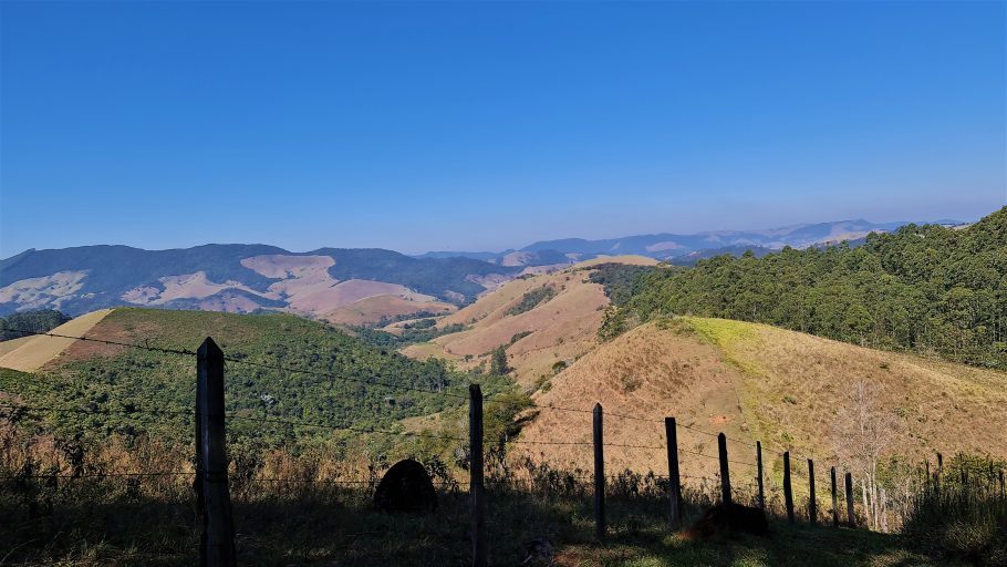 Vista da trilha com a Serra da Mantiqueira ao fundo