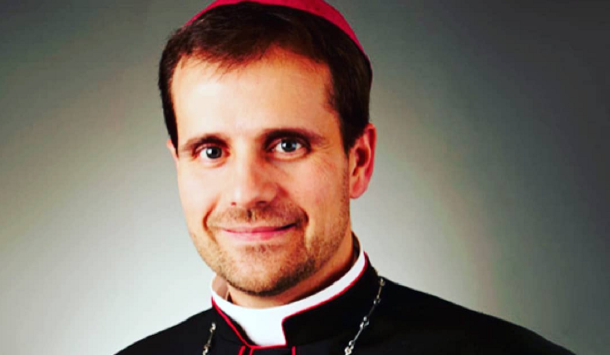 Bispo renuncia para se relacionar com escritora de contos eróticos e satânicos