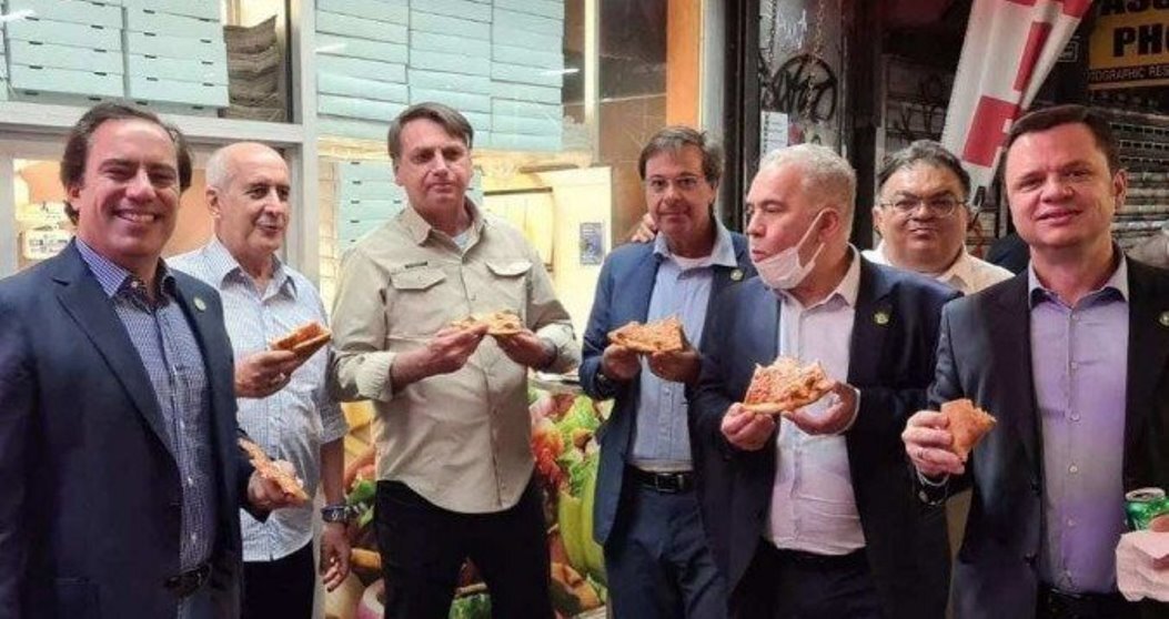 Bolsonaro come pizza nas ruas de NY por não poder entrar nos restaurantes de lá