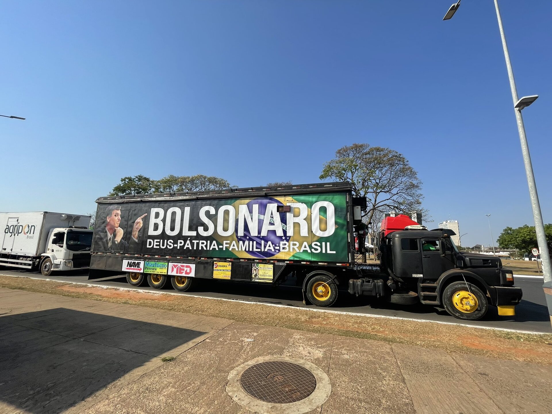 Pelo 2º dia, caminhoneiros bolsonaristas bloqueiam estradas no Brasil