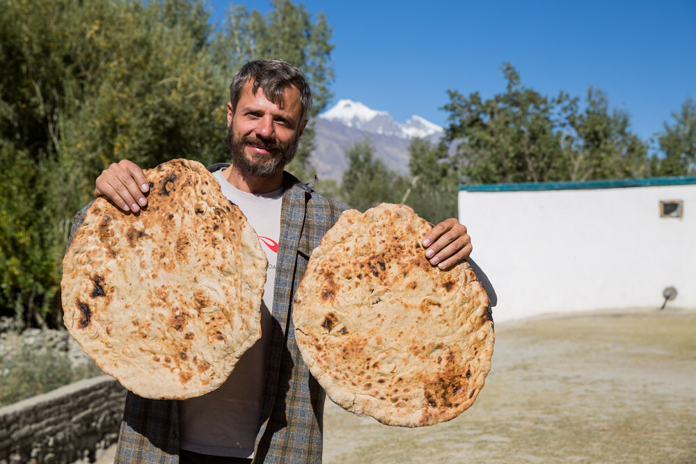 Roy Rudnick com pães para a viagem pelo Afeganistão