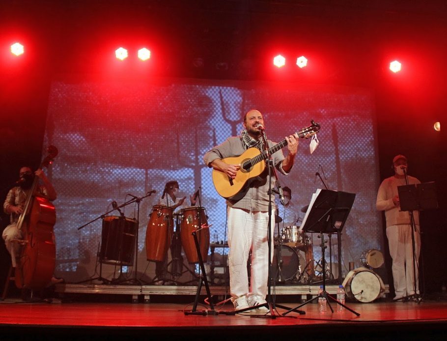 Conhecido principalmente por suas músicas, registradas por muita gente desde 1991, Douglas Germano assumiu há 10 anos o protagonismo vocal de sua obra. Foto: Divulgação.