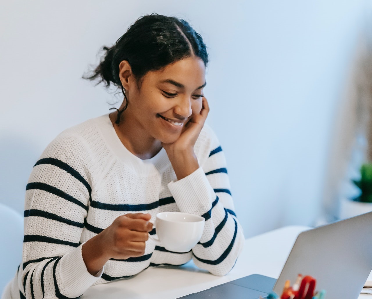 Plataformas on-line oferecem cursos gratuitos para aprimorar soft skills, como liderança e inteligência emocional