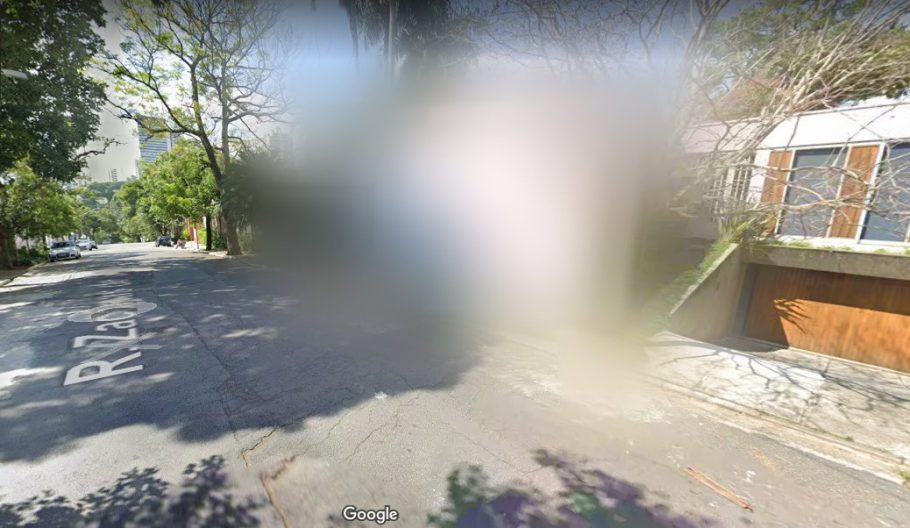 A ex-mansão dos Richthofen aparece borrada no Google Maps.