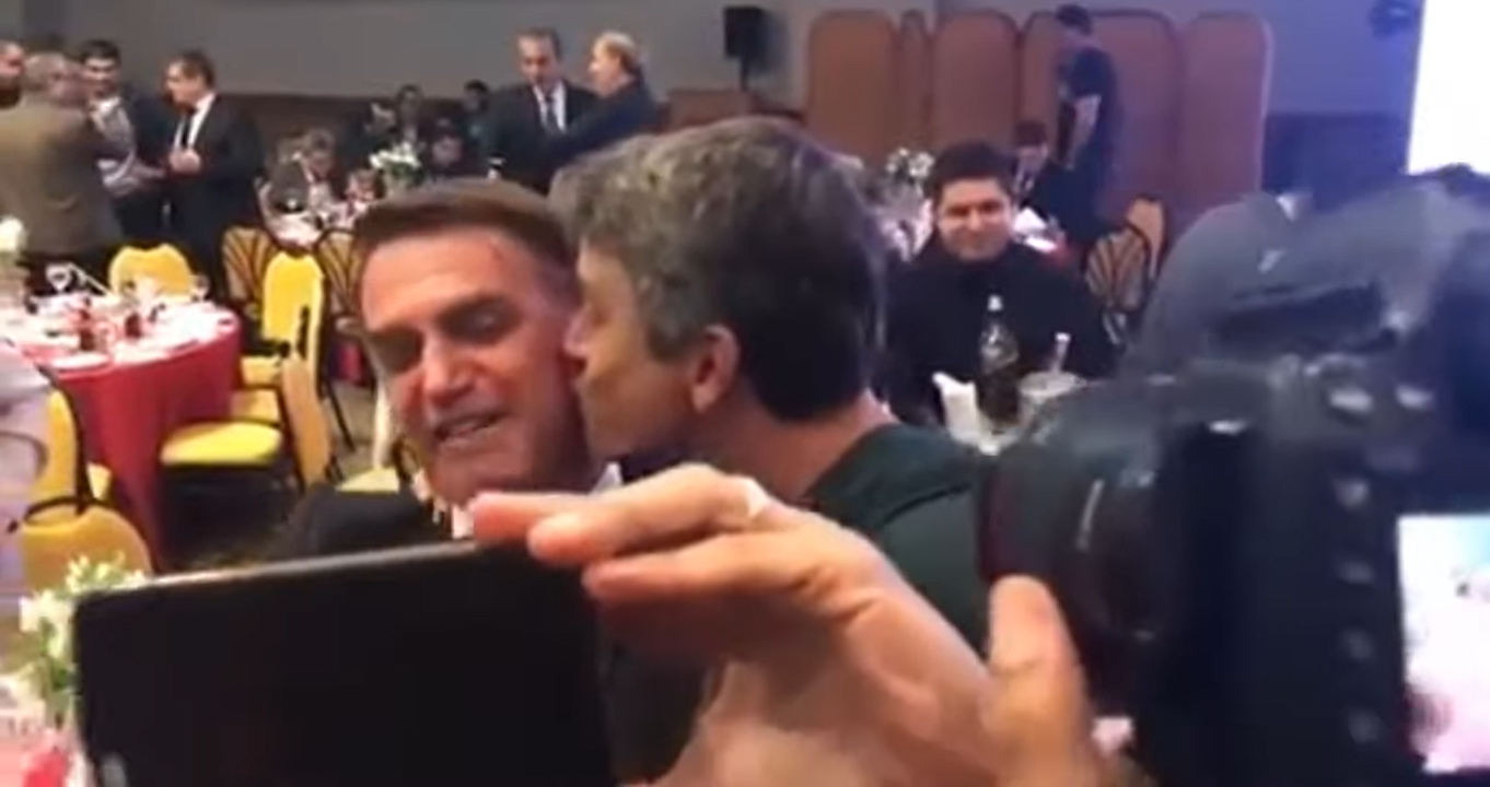 Márcio Garcia relembra momento que beijou Bolsonaro: ‘Me dei mal’