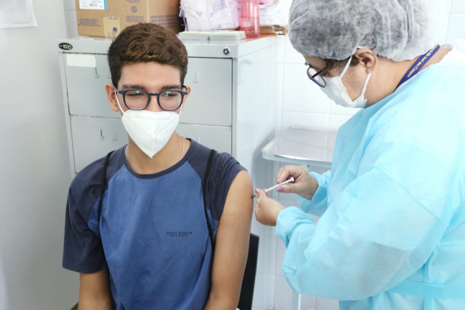 Ministério da Saúde volta atrás e tira adolescentes sem comorbidades da lista de vacinação contra a covid-19