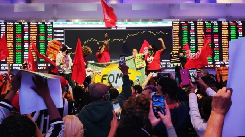 Manifestantes do MTST na Bolsa de Valores em São Paulo