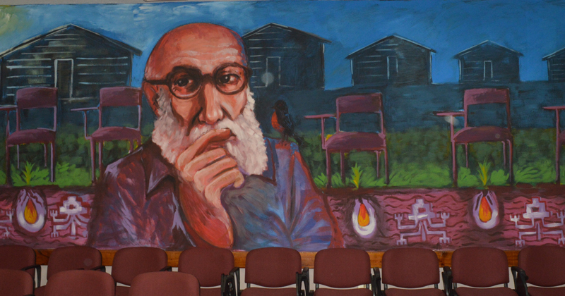 Mural ilustrado com desenho de Paulo Freire