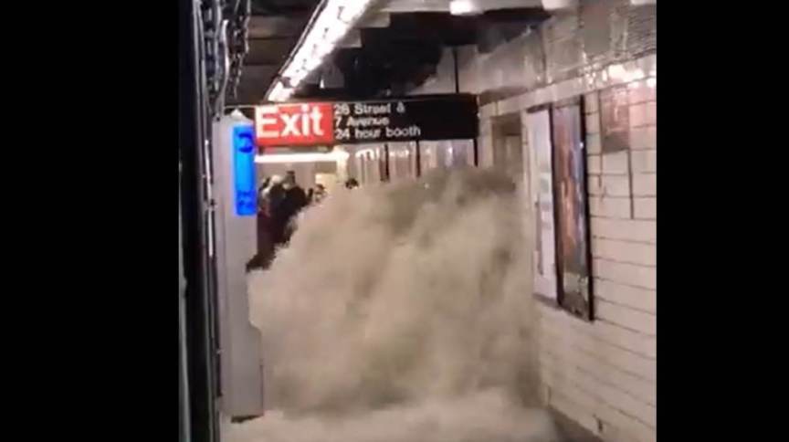 A estação que fica entre a rua 28 e a 7ª Avenida, em Nova York, ficou completamente alagada