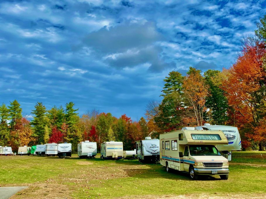 RVs no estacionamento de acampamento