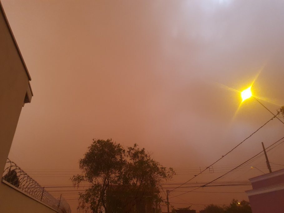 Na imagem, a tempestade de areia registrada em Barretos (SP)