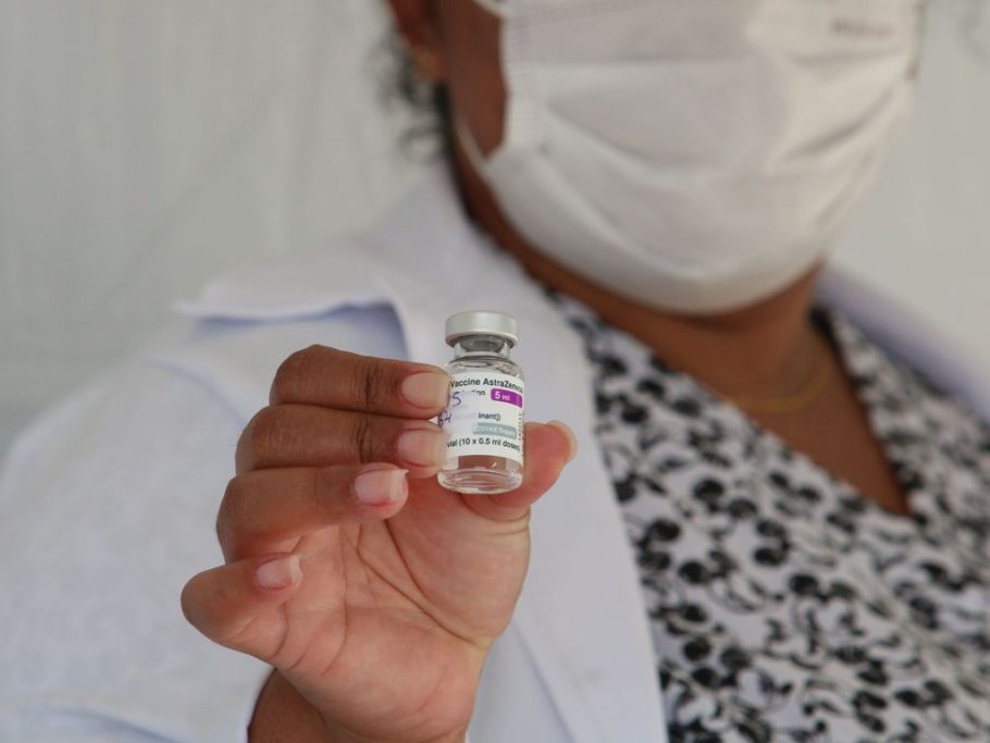 Enfermeira mostra frasco da vacina AstraZeneca