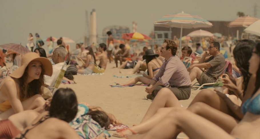 Pessoas na praia no filme Ela (2013)