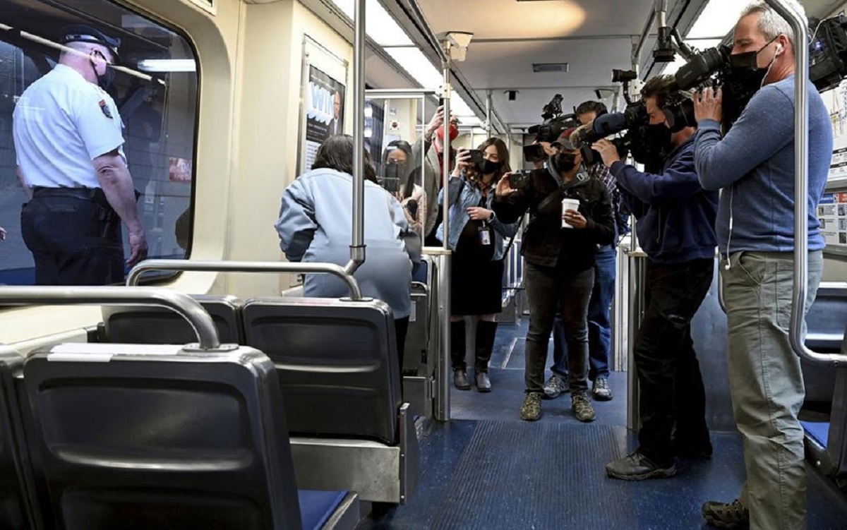 Estupro em metrô causa discussão sobre o uso correto do celular, diz polícia